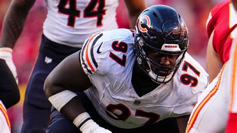 Chicago Bears sign nose tackle Andrew Billings to a 2-year extension, keeping the run stuffer through 2025